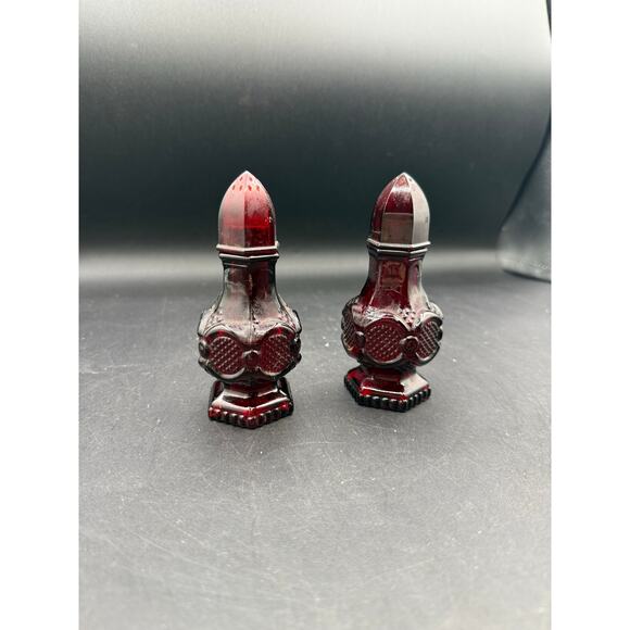 Set Of Two 1978 Avon Ruby Red Glass Cape Cod Salt & Pepper Shakers4.5" - Picture 2 of 8